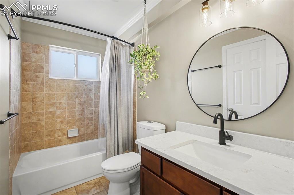 Image 15 of 30: Bathroom