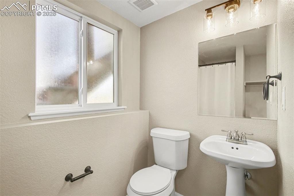 Image 21 of 30: Bathroom