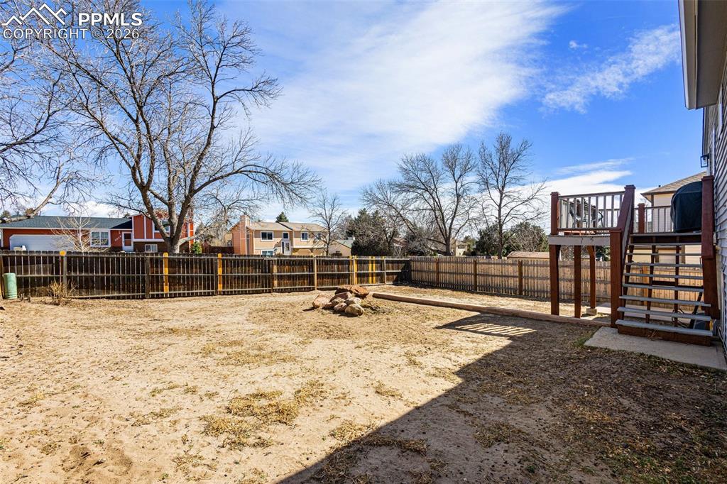 Image 24 of 30: Yard