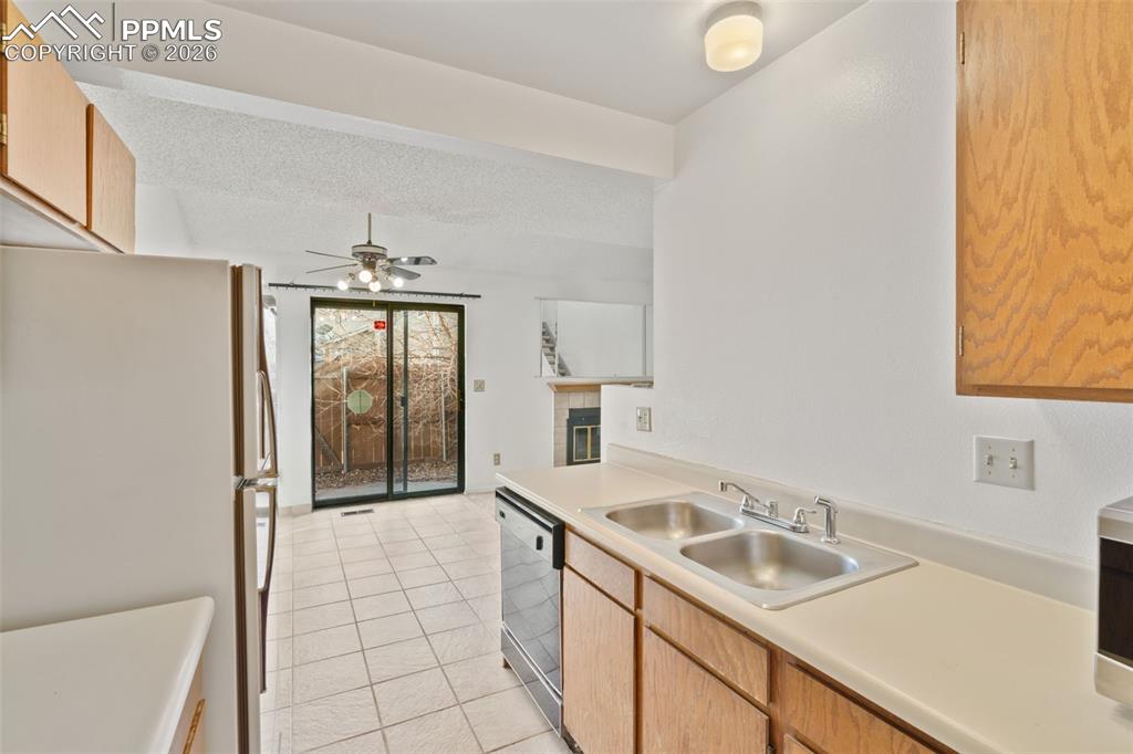 Image 15 of 34: Kitchen