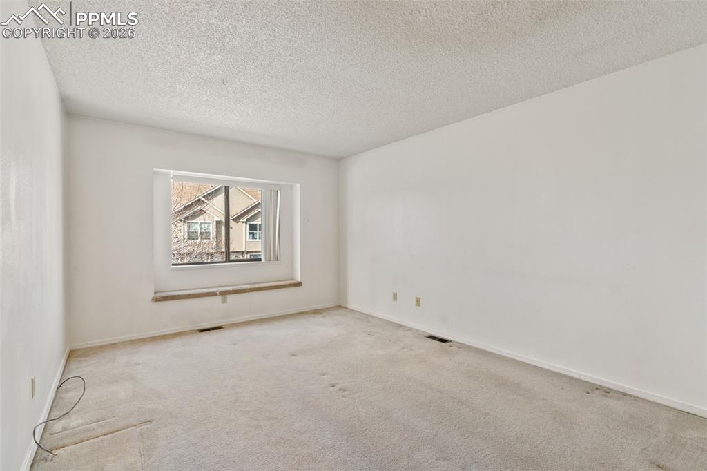 Image 22 of 34: Bedroom