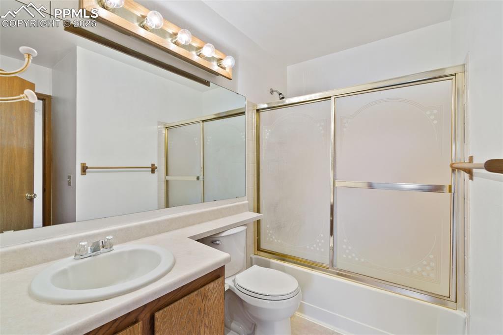 Image 26 of 34: Bathroom