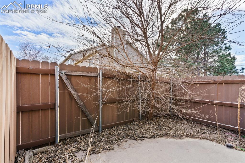 Image 32 of 34: Yard