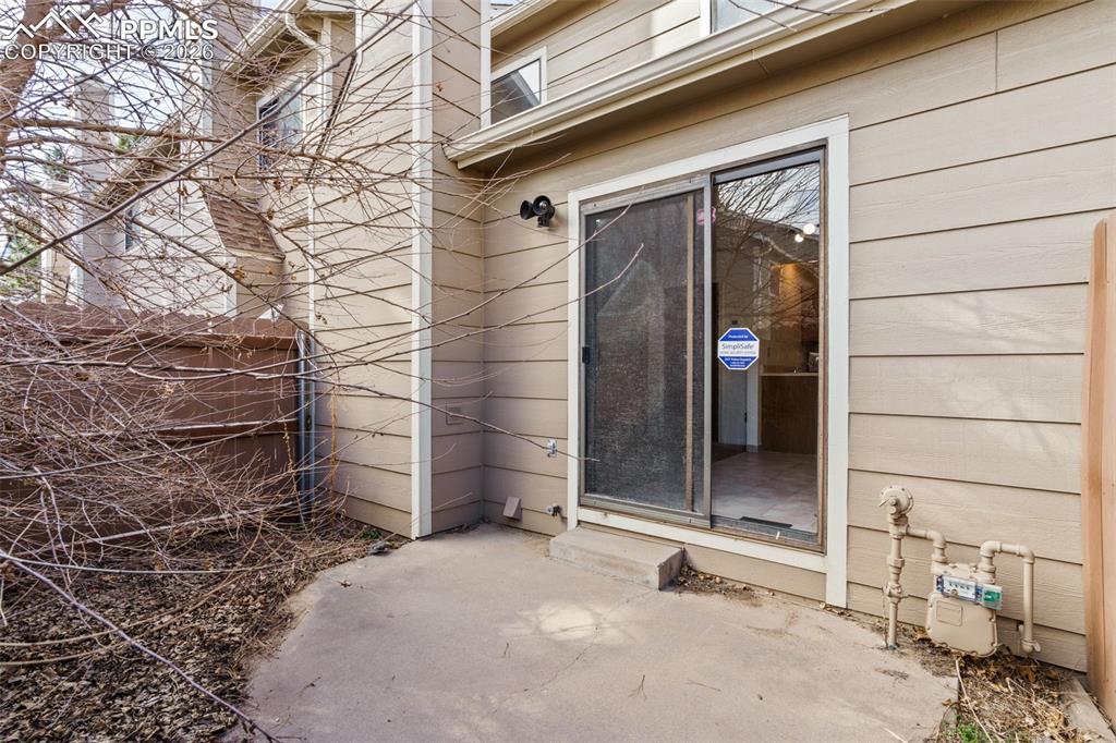 Image 33 of 34: Yard