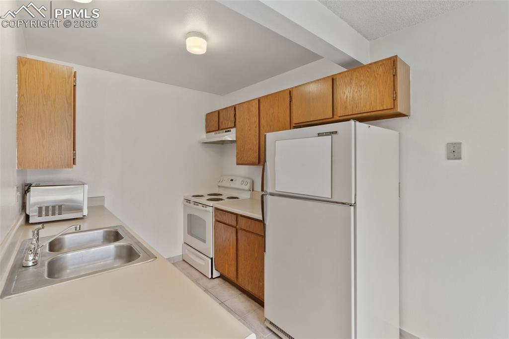 Image 4 of 34: Kitchen