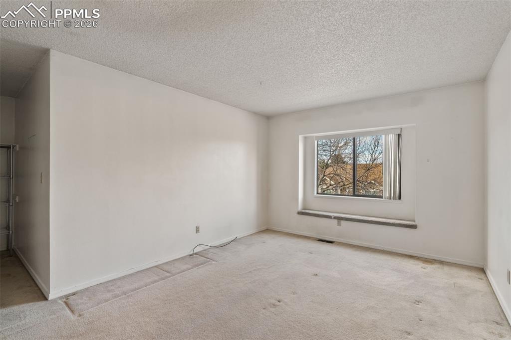 Image 6 of 34: Bedroom