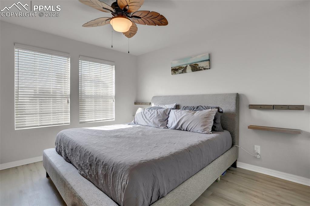 Image 19 of 32: Bedroom