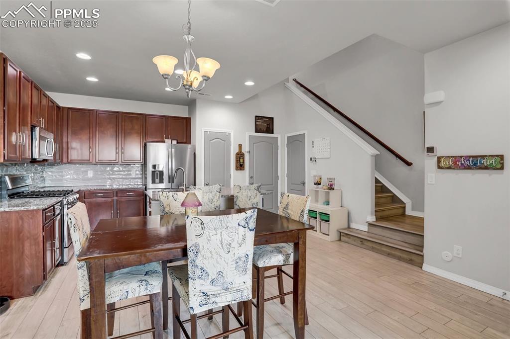 Image 8 of 32: Dining Area
