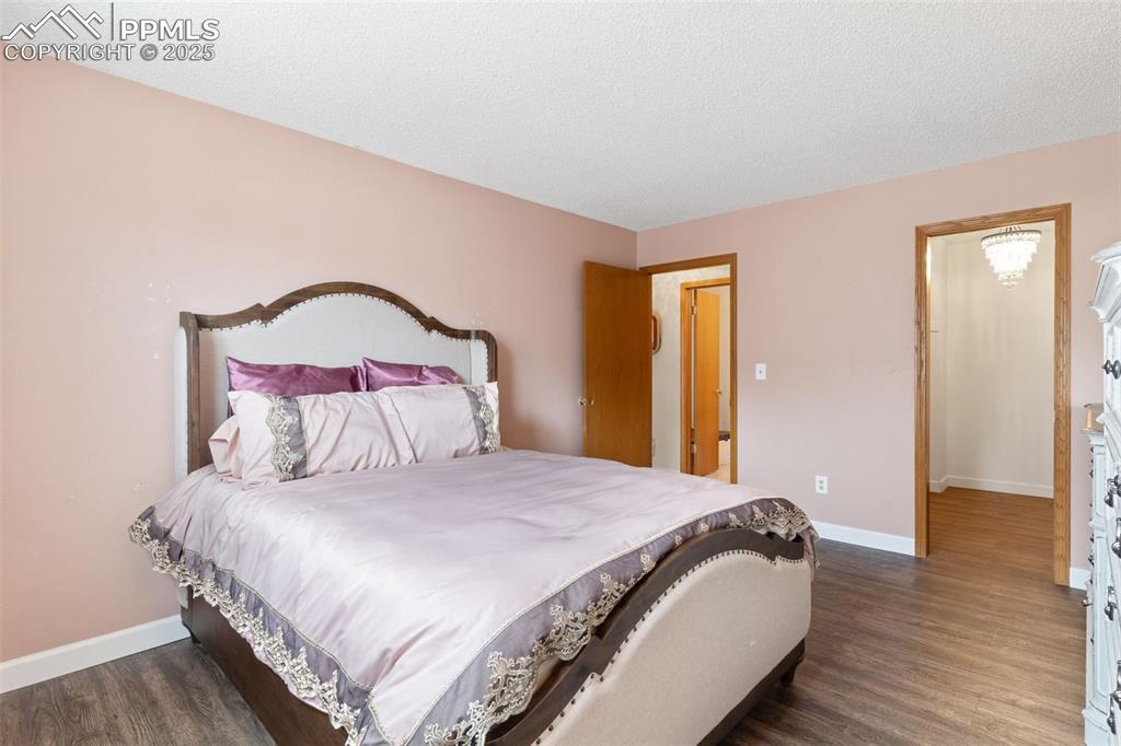 Image 20 of 34: Spacious primay suite