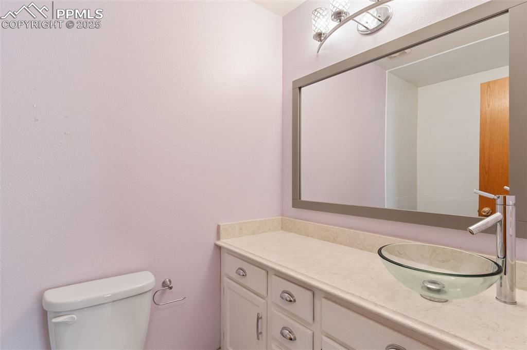Image 22 of 34: Full Bath with glass bowl sink.