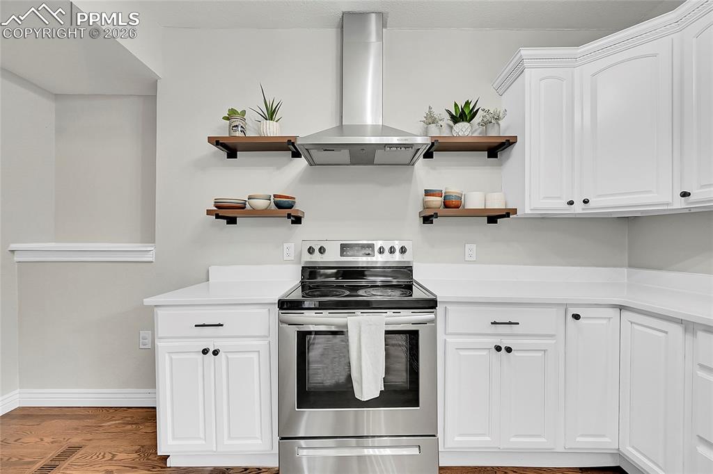 Image 13 of 35: Kitchen