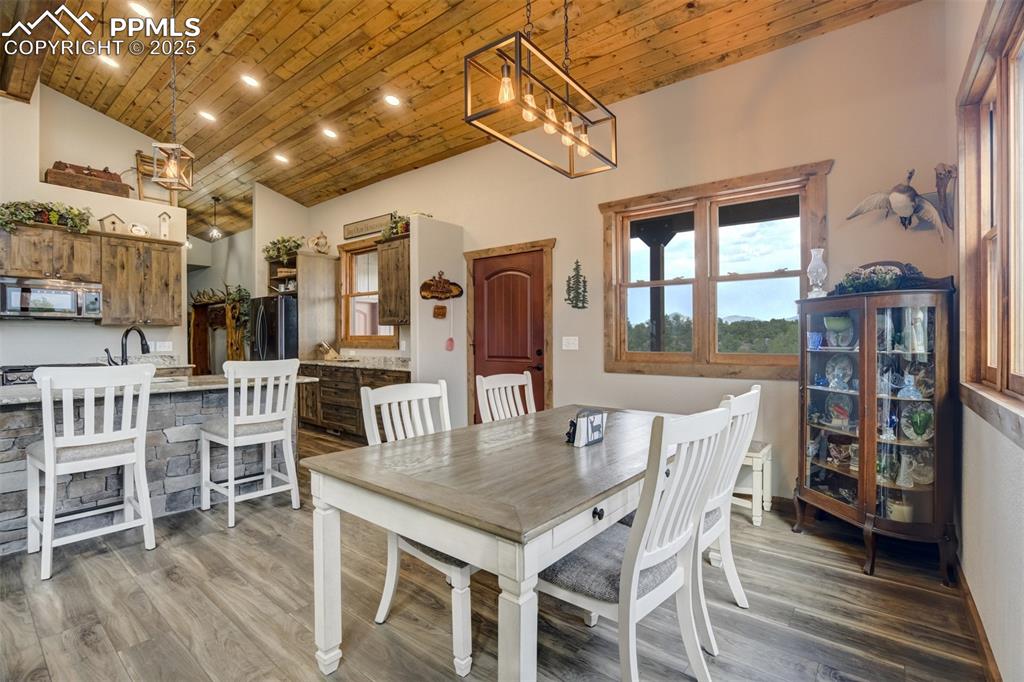 Image 10 of 43: Dining Area