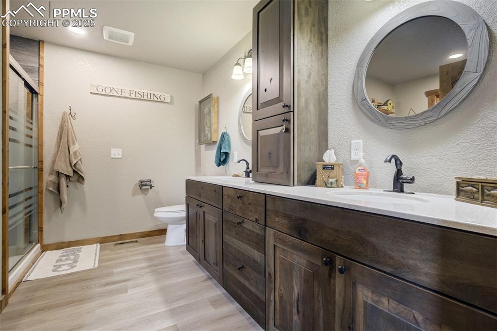 Image 19 of 43: Bathroom