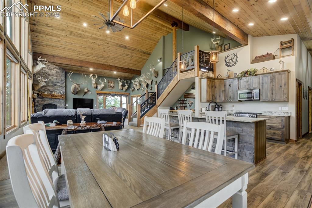 Image 9 of 43: Dining Area