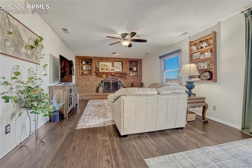 Image 21 of 42: Family Room