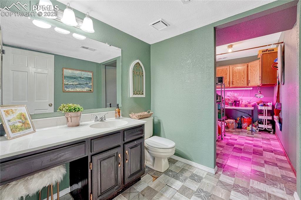 Image 23 of 42: Bathroom