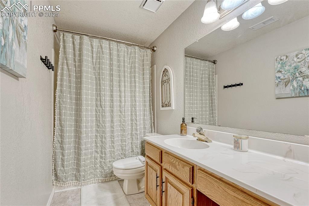 Image 29 of 42: Bathroom