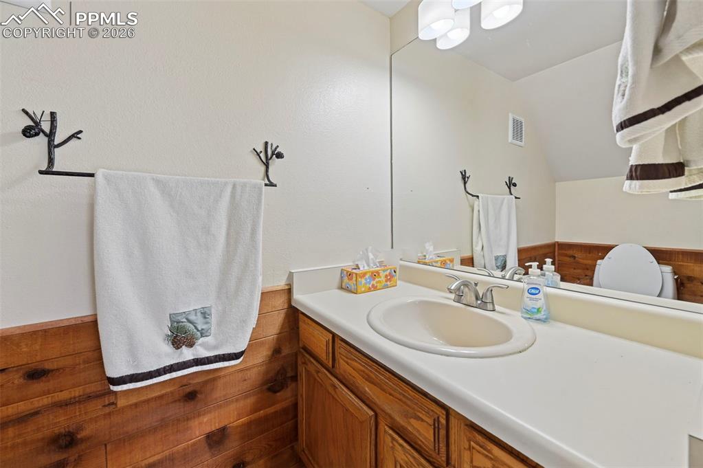 Image 13 of 28: Bathroom