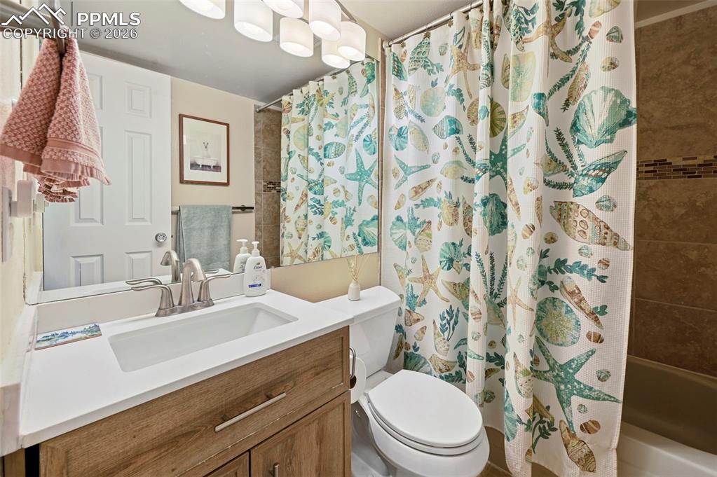 Image 17 of 28: Bathroom