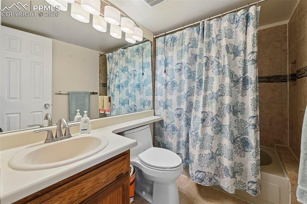 Image 22 of 28: Bathroom