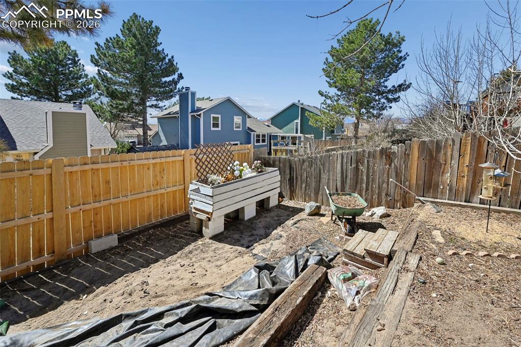 Image 26 of 28: Yard