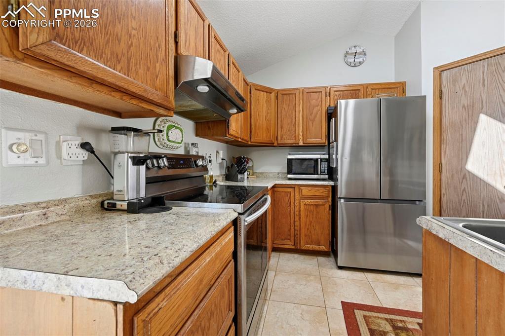 Image 7 of 28: Kitchen