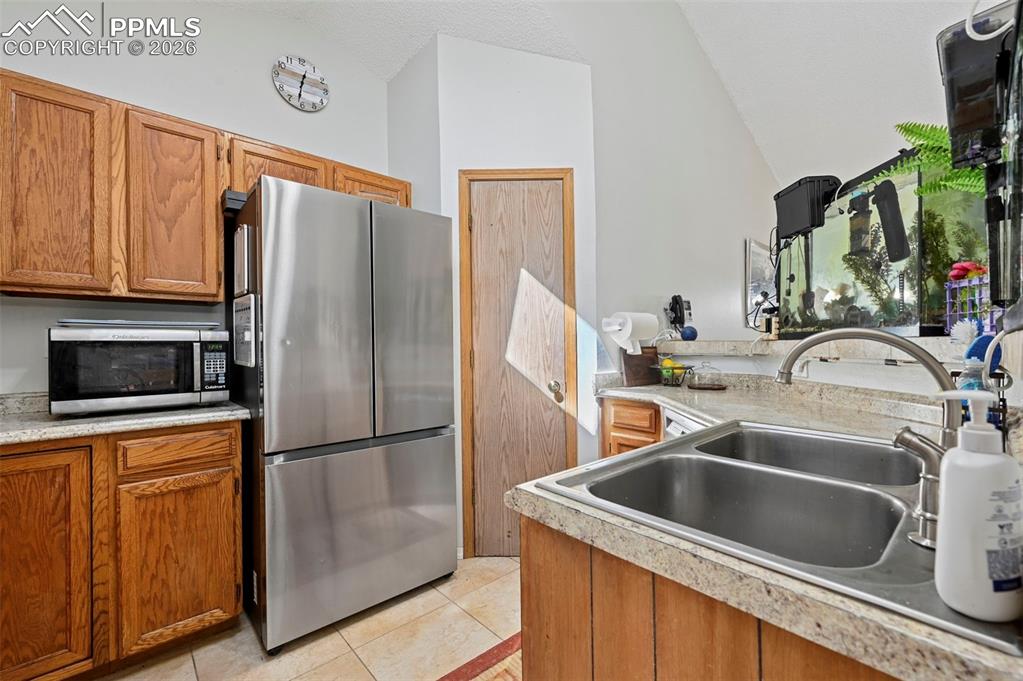 Image 8 of 28: Kitchen