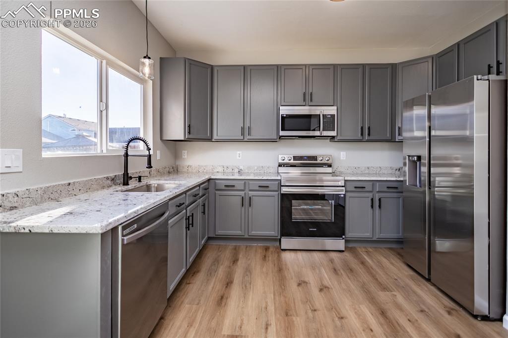 Image 19 of 42: Check out the abundant counter and cabinet space!