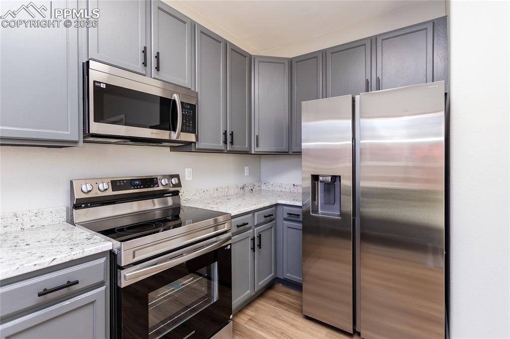 Image 20 of 42: Beautiful appliances.