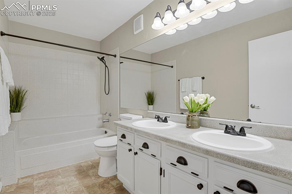 Image 13 of 17: Bathroom