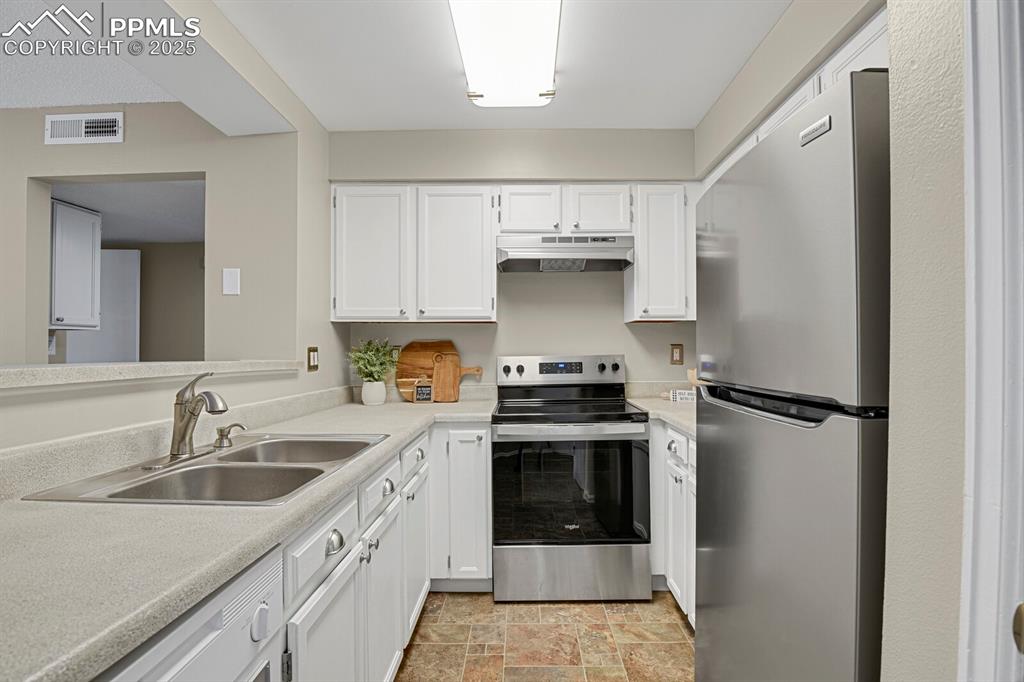 Image 3 of 17: Kitchen