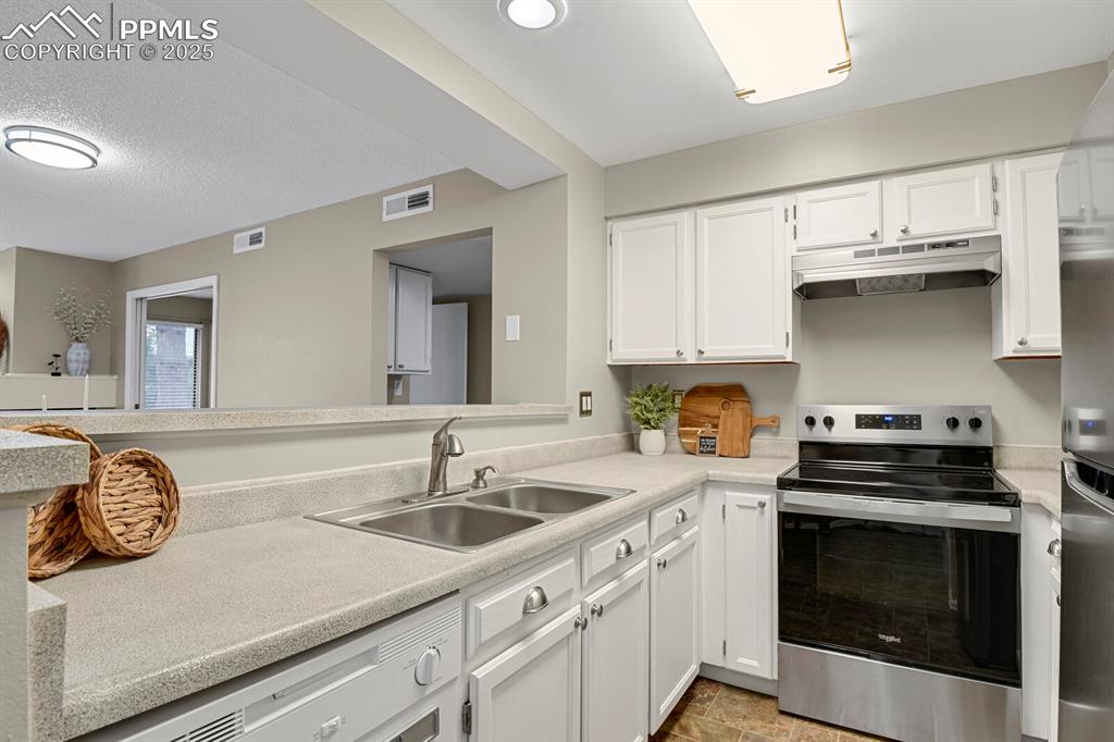 Image 4 of 17: Kitchen