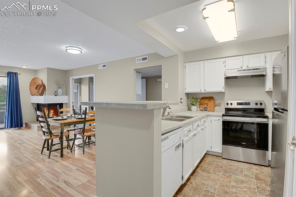 Image 5 of 17: Kitchen