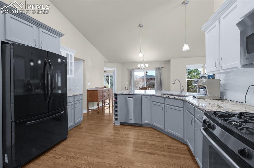 Image 10 of 47: Kitchen