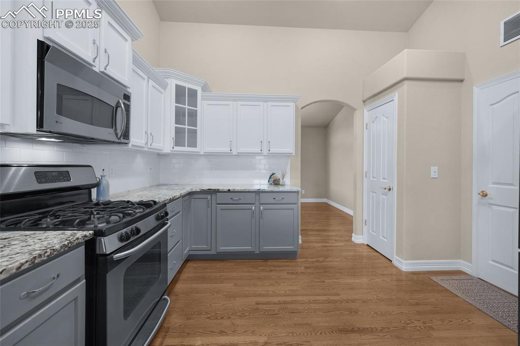 Image 11 of 47: Kitchen