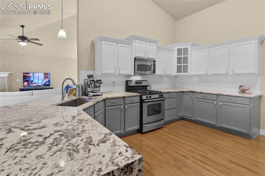 Image 12 of 47: Kitchen