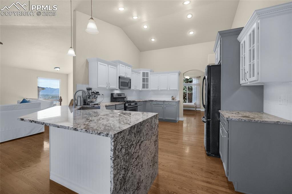 Image 13 of 47: Kitchen