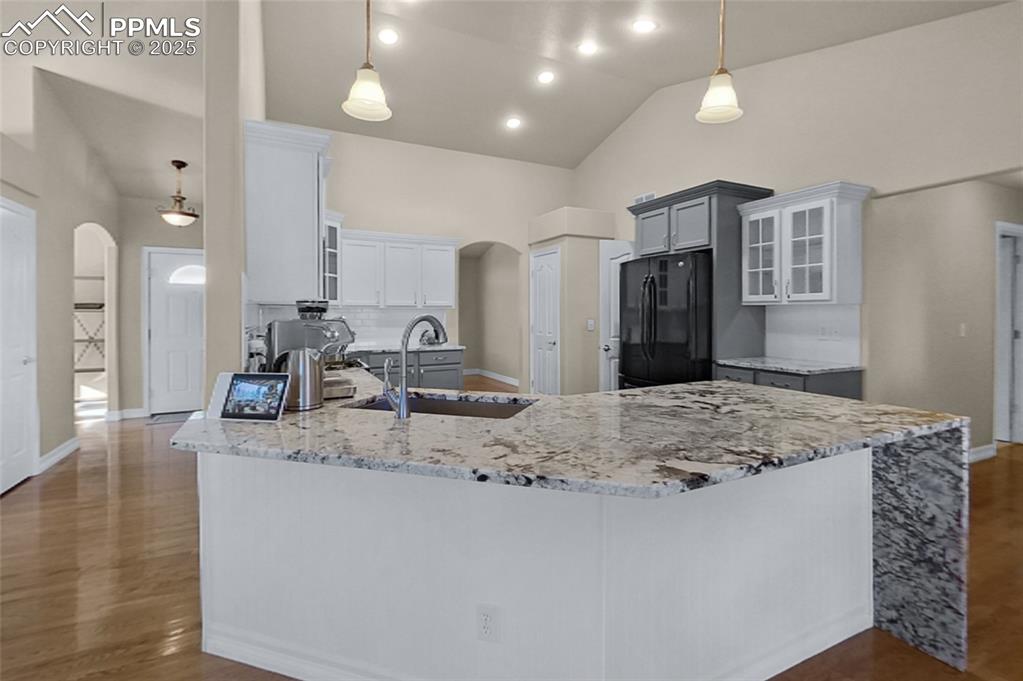 Image 14 of 47: Kitchen