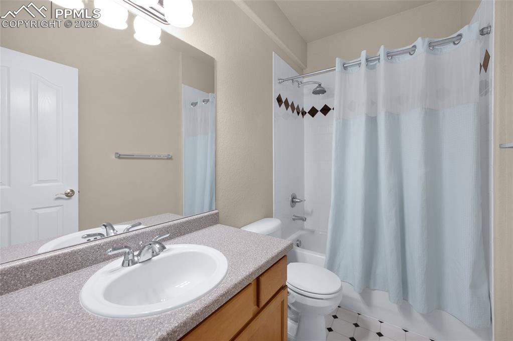 Image 36 of 47: Bathroom