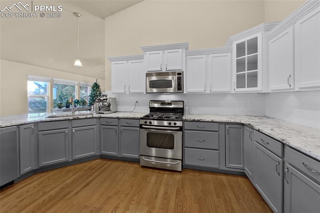 Image 9 of 47: Kitchen