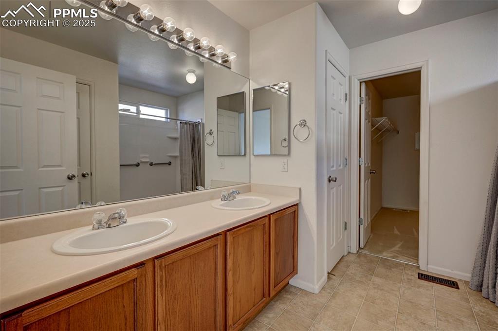 Image 17 of 38: Bathroom