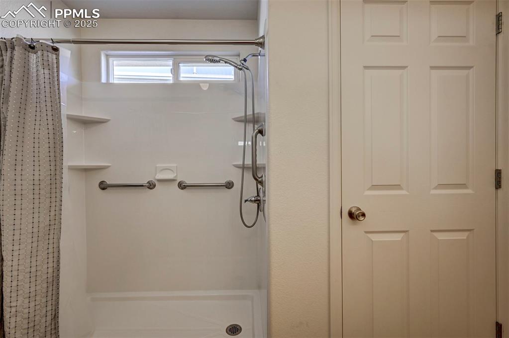 Image 18 of 38: Bathroom