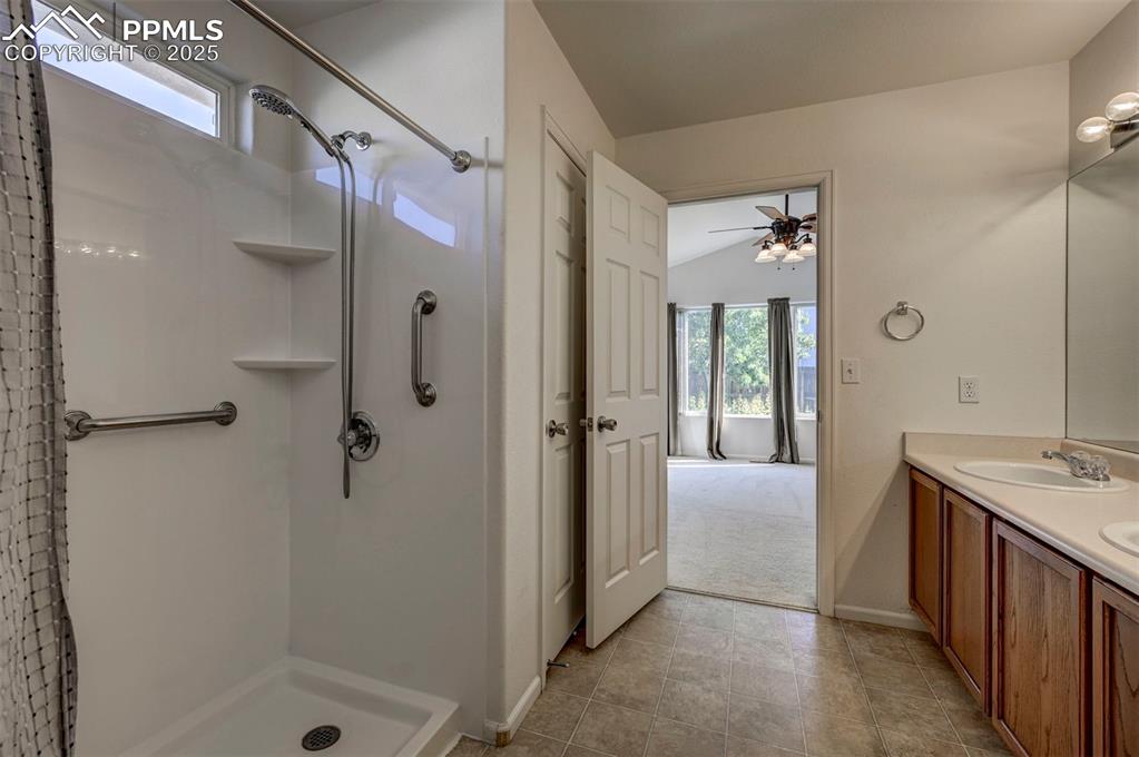 Image 19 of 38: Bathroom