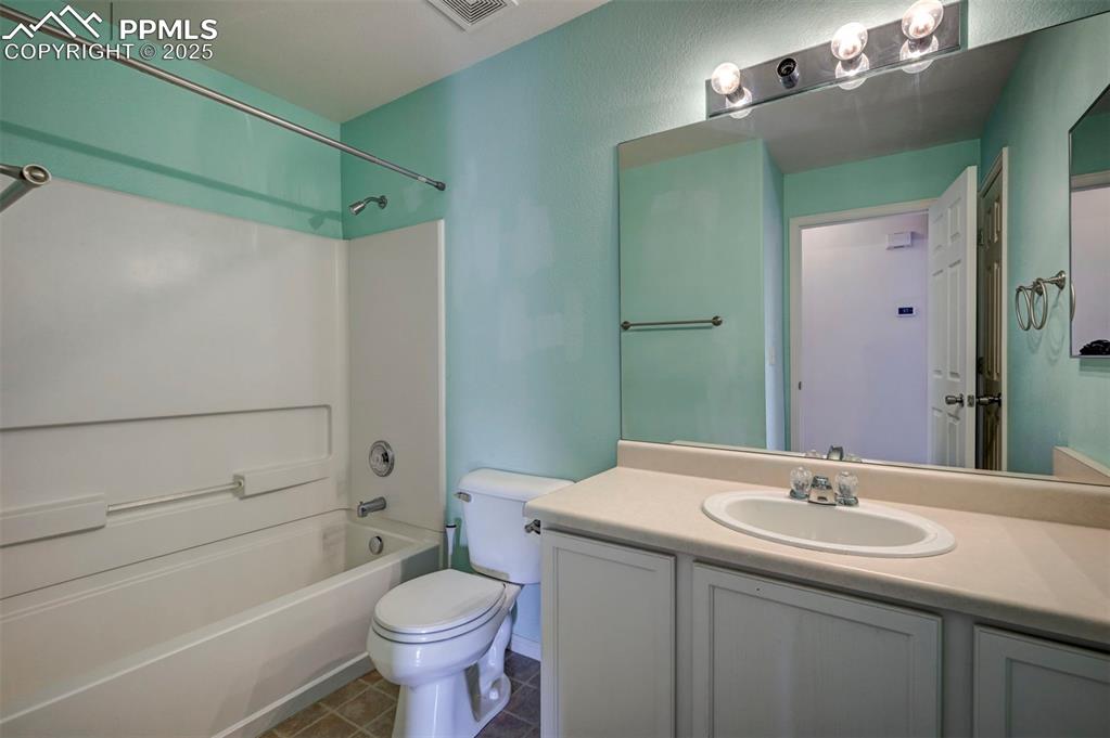 Image 20 of 38: Bathroom