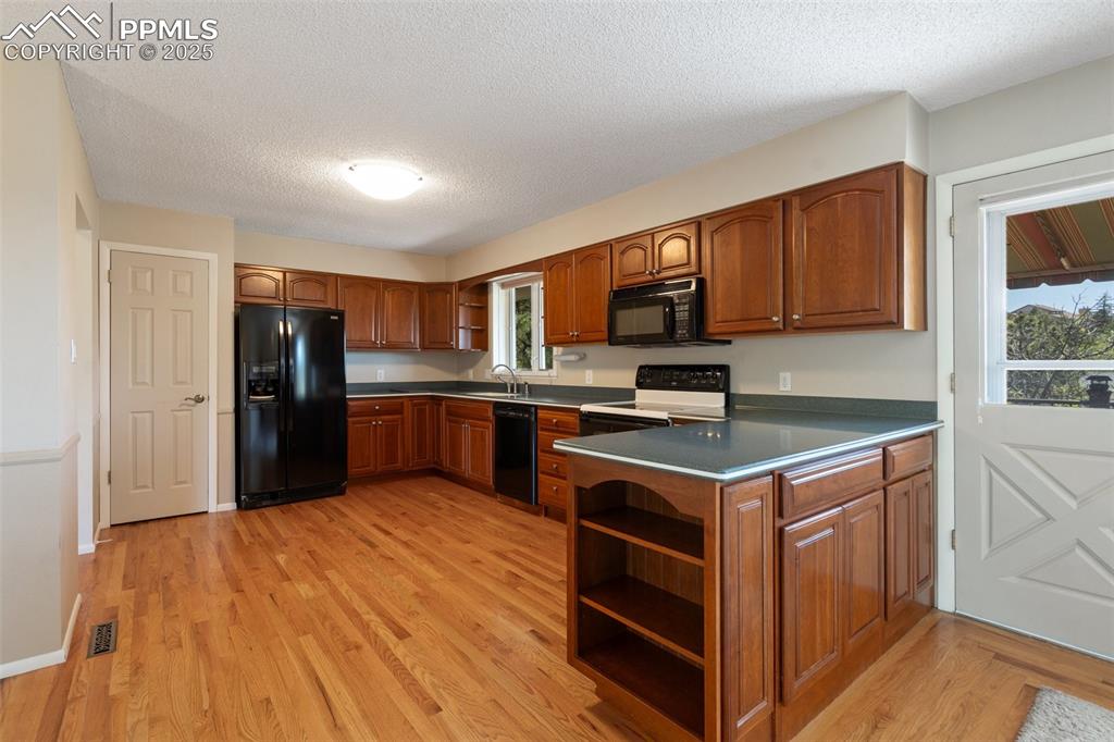 Image 17 of 41: Kitchen
