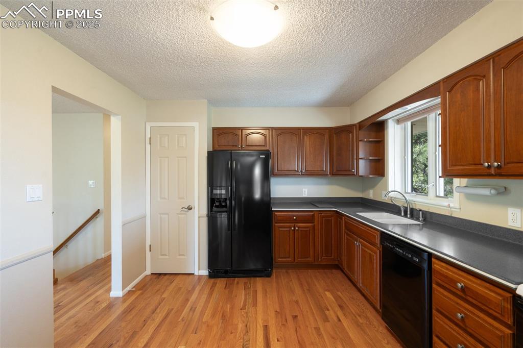 Image 18 of 41: Kitchen