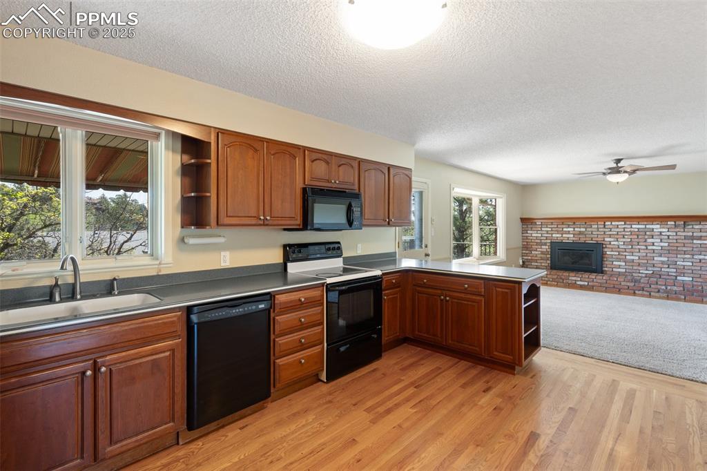 Image 19 of 41: Kitchen