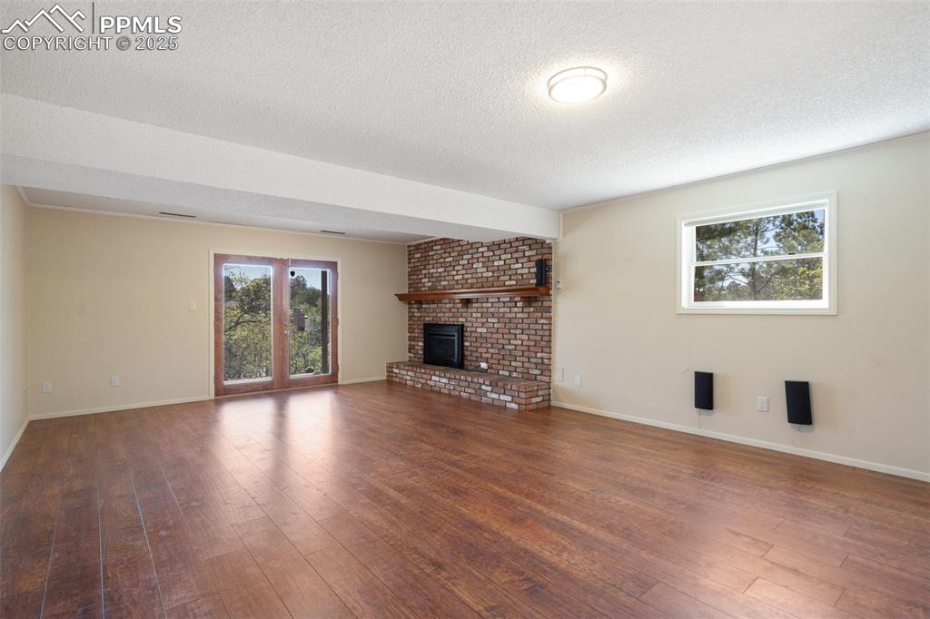 Image 32 of 41: Family Room