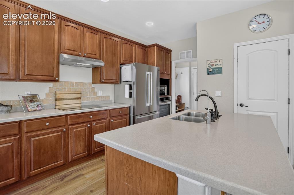 Image 8 of 26: SS appliances & new under cabinet hood
