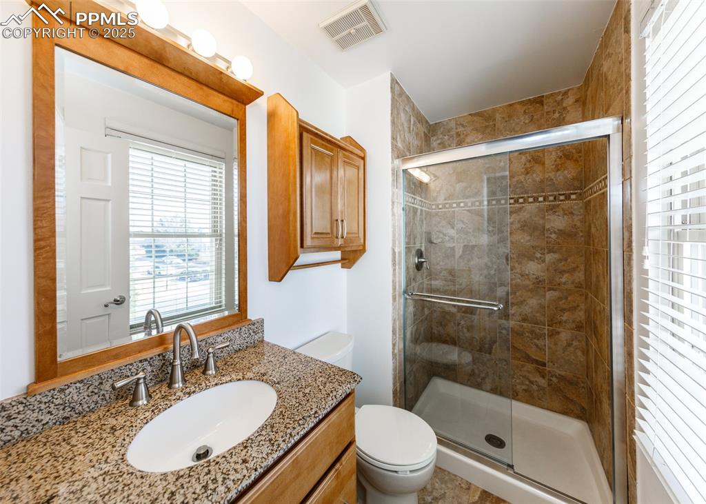 Image 17 of 25: Bathroom